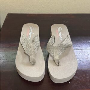 Skechers Women’s Yoga Foam Taupe Beige Woven Platform Thong Sandals Size 9